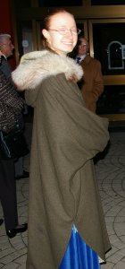 Gr&uuml;ner Mantel mit Pelzkragen