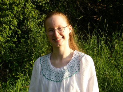 Wei&szlig;e Bluse mit gr&uuml;nem Smokmuster